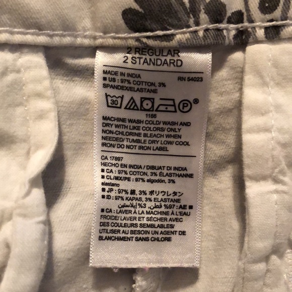 Grey and white floral print shorts (size 2) - Picture 7 of 8